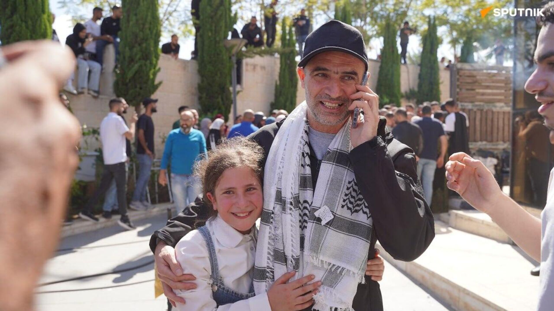 የደስታ እንባዎች፣ የናፍቆት እቅፎች፣ ዳግም ከቤተሰብ ጋር የመገናኘት ጥልቅ ስሜቶች የደስታ እንባዎች፣ የናፍቆት እቅፎች፣ ዳግም ከቤተሰብ ጋር የመገናኘት ጥልቅ ስሜቶች - Sputnik አፍሪካ, 1920, 13.10.2025