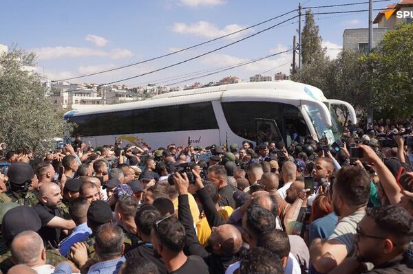 የደስታ እንባዎች፣ የናፍቆት እቅፎች፣ ዳግም ከቤተሰብ ጋር የመገናኘት ጥልቅ ስሜቶች የደስታ እንባዎች፣ የናፍቆት እቅፎች፣ ዳግም ከቤተሰብ ጋር የመገናኘት ጥልቅ ስሜቶች - Sputnik አፍሪካ