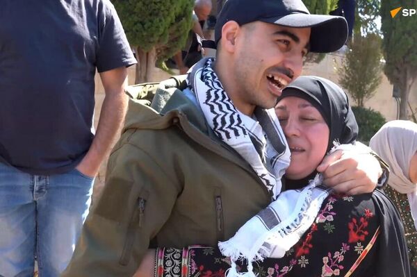 የደስታ እንባዎች፣ የናፍቆት እቅፎች፣ ዳግም ከቤተሰብ ጋር የመገናኘት ጥልቅ ስሜቶች የደስታ እንባዎች፣ የናፍቆት እቅፎች፣ ዳግም ከቤተሰብ ጋር የመገናኘት ጥልቅ ስሜቶች - Sputnik አፍሪካ