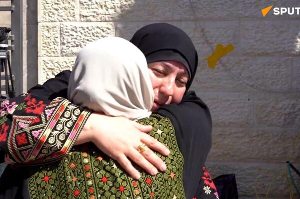 የደስታ እንባዎች፣ የናፍቆት እቅፎች፣ ዳግም ከቤተሰብ ጋር የመገናኘት ጥልቅ ስሜቶች የደስታ እንባዎች፣ የናፍቆት እቅፎች፣ ዳግም ከቤተሰብ ጋር የመገናኘት ጥልቅ ስሜቶች - Sputnik አፍሪካ