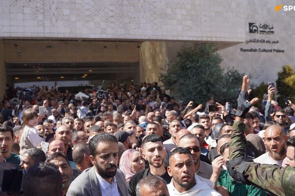 የደስታ እንባዎች፣ የናፍቆት እቅፎች፣ ዳግም ከቤተሰብ ጋር የመገናኘት ጥልቅ ስሜቶች የደስታ እንባዎች፣ የናፍቆት እቅፎች፣ ዳግም ከቤተሰብ ጋር የመገናኘት ጥልቅ ስሜቶች - Sputnik አፍሪካ