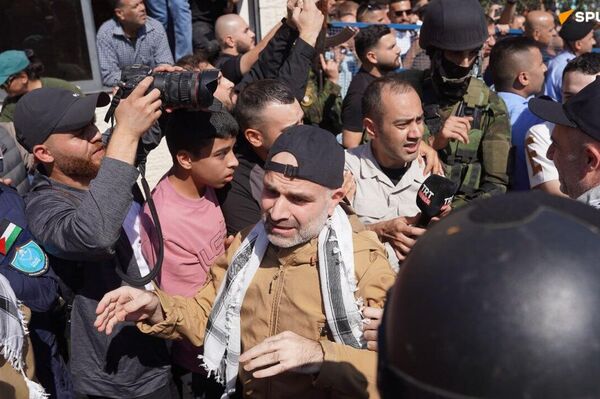 የደስታ እንባዎች፣ የናፍቆት እቅፎች፣ ዳግም ከቤተሰብ ጋር የመገናኘት ጥልቅ ስሜቶች የደስታ እንባዎች፣ የናፍቆት እቅፎች፣ ዳግም ከቤተሰብ ጋር የመገናኘት ጥልቅ ስሜቶች - Sputnik አፍሪካ