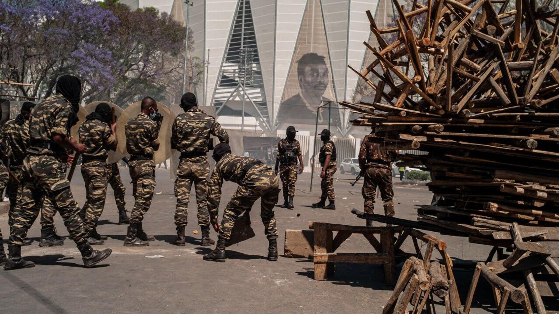 የማዳጋስካር ወታደራዊ ኃይል በፕሬዝዳንቱ ላይ ክስ መጀመሩን ተከትሎ ሥልጣን መቆጣጠሩን አስታወቀ የማዳጋስካር ወታደራዊ ኃይል በፕሬዝዳንቱ ላይ ክስ መጀመሩን ተከትሎ ሥልጣን መቆጣጠሩን አስታወቀ - Sputnik አፍሪካ, 1920, 14.10.2025