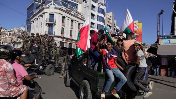 የማዳጋስካር ከፍተኛ ሕገ-መንግሥታዊ ፍርድ ቤት ከወታደራዊ መፈንቅለ መንግሥቱ በኋላ የጦር ሠራዊት ኮሎኔል በፕሬዝዳንትነት ሀገሪቱን እንዲመሩ ጥሪ አቀረበ - Sputnik አፍሪካ