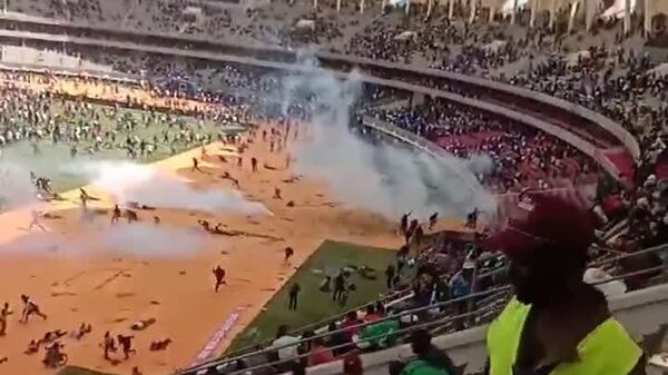 የኬንያ ፖሊስ የኦዲንጋን አስከሬን ለመቀበል በካራሳኒ ስቴዲየም የተሰበሰበውን ሕዝብ በአስለቃሽ ጢስ በተነ - Sputnik አፍሪካ