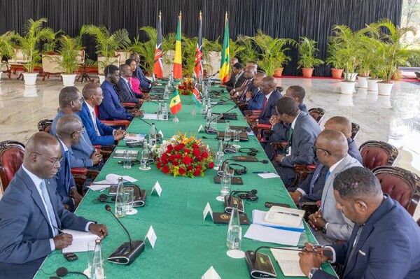 ኬንያ እና ሴኔጋል ታሪካዊ ከቪዛ-ነጻ የጉዞ ስምምነት ተፈራረሙ ኬንያ እና ሴኔጋል ታሪካዊ ከቪዛ-ነጻ የጉዞ ስምምነት ተፈራረሙ - Sputnik አፍሪካ