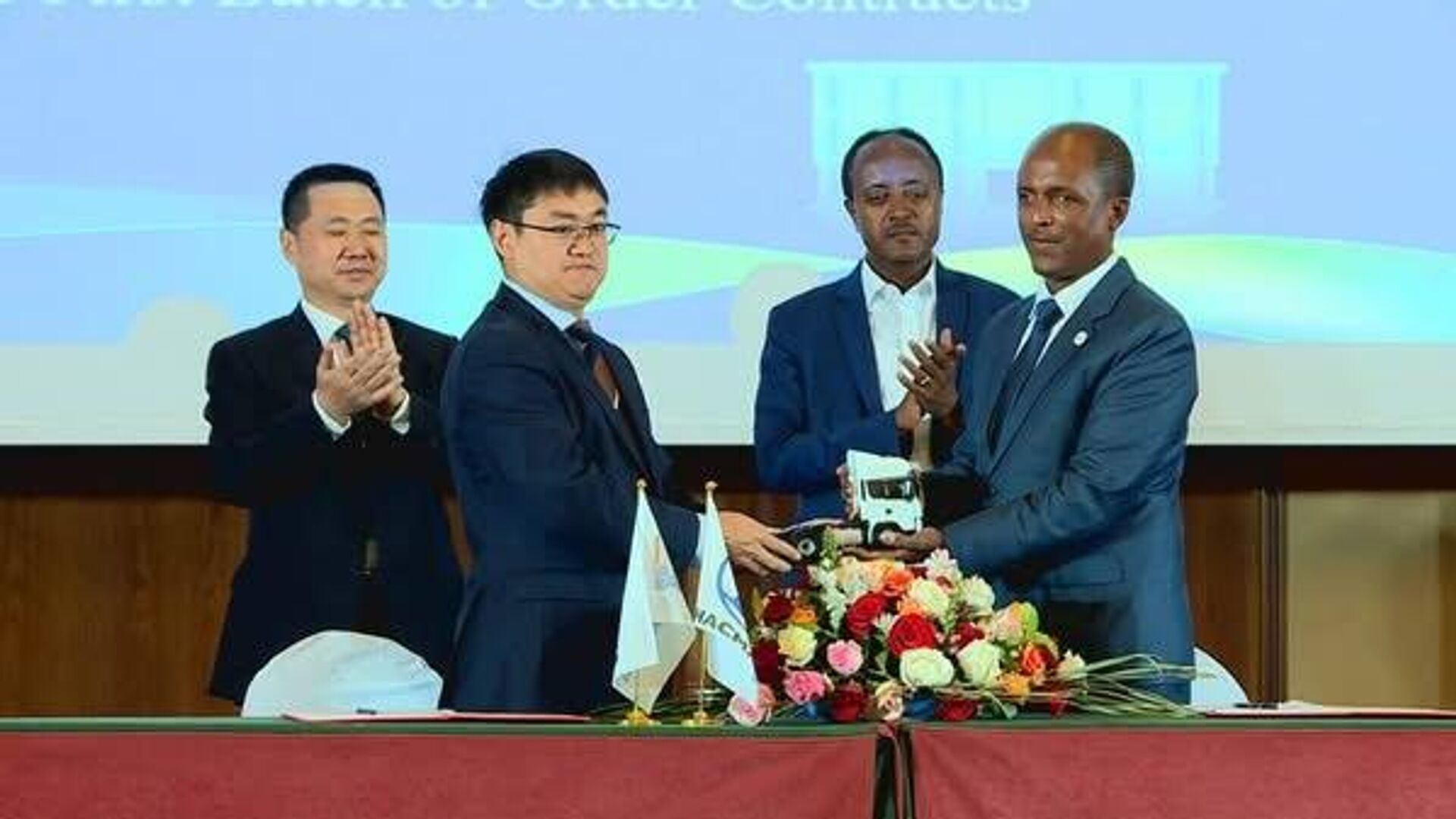 በኢትዮጵያ በፈሳሽ የተፈጥሮ ጋዝ የሚሠሩ ከባድ ተሽከርካሪዎች ለገበያ ቀረቡ በኢትዮጵያ በፈሳሽ የተፈጥሮ ጋዝ የሚሠሩ ከባድ ተሽከርካሪዎች ለገበያ ቀረቡ - Sputnik አፍሪካ, 1920, 22.10.2025