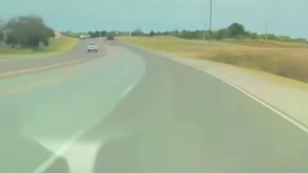 #viral | የቴስላ ሹፌር አልባ (አውቶፓይለት) ተሽከርካሪ ሊደርስ የነበረውን ከፍተኛ አደጋ አሰቀረ - Sputnik አፍሪካ