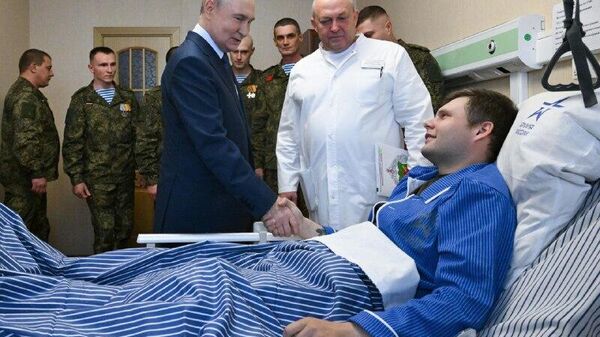 ፑቲን በወታደራዊ ሆስፒታል ህክምና ላይ ያሉ የልዩ ወታደራዊ ዘመቻ ተሳታፊዎችን ጎበኙ - Sputnik አፍሪካ