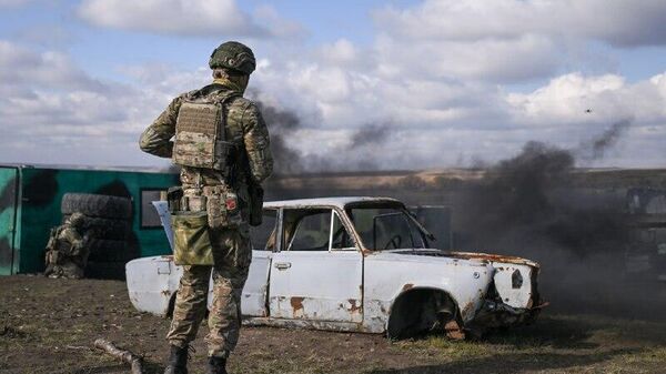 ፑቲን የዩክሬን የጦር ኃይሎች የተከቡባቸው የክራስኖአርሜይስክ፣ ዲሚትሮቭ እና ኩፒያንስክ አካባቢዎችን ለሚጎበኙ የውጭ ጋዜጠኞች መተላለፊያ እንዲረጋገጥ ትዕዛዝ ሰጡ - Sputnik አፍሪካ