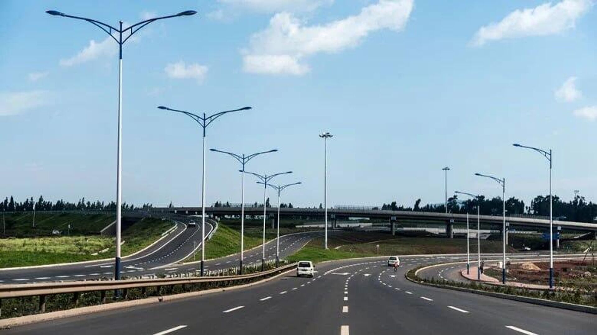 የባቱ-አርሲ ነገሌ የፍጥነት መንገድ በሚያዝያ ወር አገልገሎት እንደሚጀምር ተገለፀ የባቱ-አርሲ ነገሌ የፍጥነት መንገድ በሚያዝያ ወር አገልገሎት እንደሚጀምር ተገለፀ - Sputnik አፍሪካ, 1920, 30.10.2025