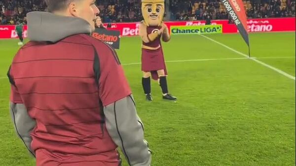 #viral | የተለካ ምት፦ በቼክ ሪፐብሊክ አንድ የእግር ኳስ ደጋፊ ቡድኑ ደርቢ ካሸነፈ በኋላ በስታዲየሙ በተዘጋጀ የመዝናኛ ጨዋታ ኳስ ከመሃል ሜዳ ወደ ግብ ክልል መቶ በትክክለኛ ቦታ በማሳለፉ 48 ሺ ዶላር ማሸነፍ ችሏል። - Sputnik አፍሪካ