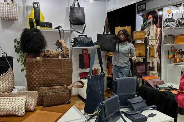 “አፍሪካ ውስጥ የተሠራ ምርት በቀጣይ ድንበሮቻችንን አቋርጦ በቀላሉ እንዲንቀሳቀስ ማረጋገጥ ይገባል” - ክቡር ገና “አፍሪካ ውስጥ የተሠራ ምርት በቀጣይ ድንበሮቻችንን አቋርጦ በቀላሉ እንዲንቀሳቀስ ማረጋገጥ ይገባል” - ክቡር ገና - Sputnik አፍሪካ