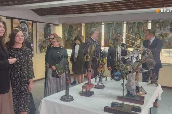 የኢትዮጵያውያን አርቲስቶች የስዕል እና የቅርጻ ቅርጽ አውደ ርዕይ በሩሲያ የሳይንስ እና ባሕል ማዕከል ተከፈተ የኢትዮጵያውያን አርቲስቶች የስዕል እና የቅርጻ ቅርጽ አውደ ርዕይ በሩሲያ የሳይንስ እና ባሕል ማዕከል ተከፈተ - Sputnik አፍሪካ