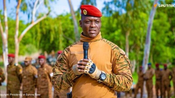 ካፒቴን ኢብራሂም ትራኦሬ ለቡርኪና ፋሶ ለአገሪቱ መከታ ለሆኑት ወታደሮች ምስጋና አቀረቡ - Sputnik አፍሪካ