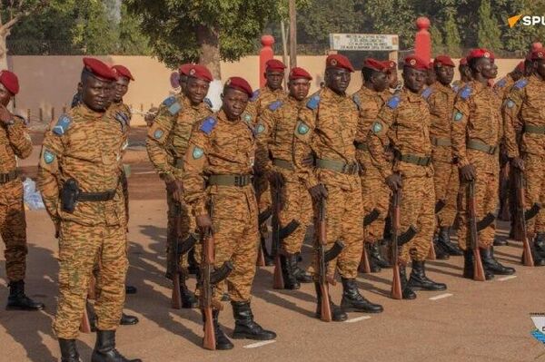 ካፒቴን ኢብራሂም ትራኦሬ ለቡርኪና ፋሶ ለአገሪቱ መከታ ለሆኑት ወታደሮች ምስጋና አቀረቡ - Sputnik አፍሪካ