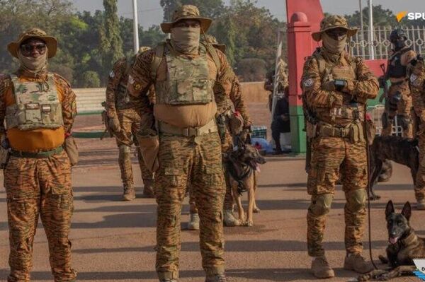 ካፒቴን ኢብራሂም ትራኦሬ ለቡርኪና ፋሶ ለአገሪቱ መከታ ለሆኑት ወታደሮች ምስጋና አቀረቡ - Sputnik አፍሪካ