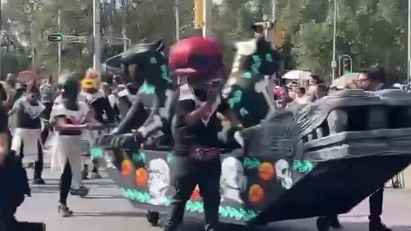 #viral | ሜክሲኮ ሲቲ የታላቁ የሙታን ቀን ሰልፍ 8,000 ተሳታፊዎችን በማሳተፍ በቀለም ደምቃለች - Sputnik አፍሪካ