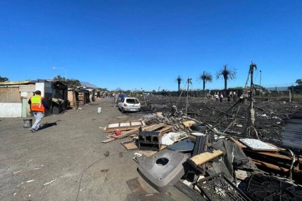 በደቡብ አፍሪካ ኬፕ ዊንላንድስ የተቀሰቀሰው ሰደድ እሳት ቀጥሏል፤ የእሳት አደጋ ቡድኖች እሳቱን ለማጥፋት እየታገሉ ነው - Sputnik አፍሪካ