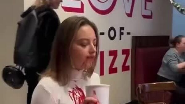 #viral | በዋርሶ የሚገኙ አክቲቪስቶች ፒዛ ሃት ለእስራኤል ጦር ያደረገውን ድጋፍ ምግብ ቤቱን በመውረር ተቃውመውታል - Sputnik አፍሪካ