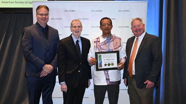 ኢትዮጵያዊው ሳይንቲስት የ2025 የአፍሪካ ግብርና ባለራዕይ ዓለም አቀፍ ሽልማት አሸናፊ ሆኑ - Sputnik አፍሪካ