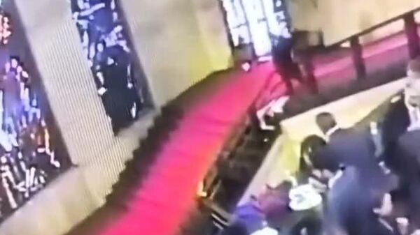 #viral | አያድርስ ነው፦ የጣሊያን ፖለቲከኛ ተደናቅፈው የ40ሺህ ዩሮ ታሪካዊ የ1932 የስዕል መስታወት መስኮት ሠበሩ - Sputnik አፍሪካ