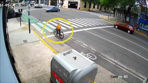 #viral| ሩሲያዊቷ ቱሪስት በአርጀንቲና ቦነስ አይረስ የሞተር ሳይክል ሌቦችን ታግላ ፖሊስ እስኪመጣ አንዱን ሌባ ከመሬት አዳፍታ ፅናቷን አሳይታለች - Sputnik አፍሪካ