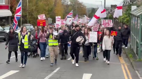 በደቡብ ምሥራቅ እንግሊዝ ምስራቅ ሰሴክስ የስደተኞች ካምፕ እቅድን የተቃወሙ በሺዎች የሚቆጠሩ ሰልፈኞች 'ስታርመር ስልጣን ይልቀቁ!' ሲሉ ድምፃቸውን አሰሙ - Sputnik አፍሪካ