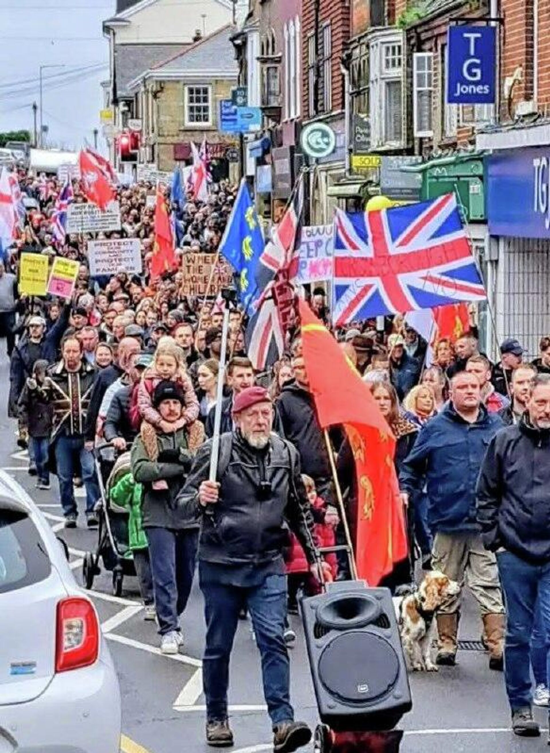 በደቡብ ምሥራቅ እንግሊዝ ምስራቅ ሰሴክስ የስደተኞች ካምፕ እቅድን የተቃወሙ በሺዎች የሚቆጠሩ ሰልፈኞች 'ስታርመር ስልጣን ይልቀቁ!' ሲሉ ድምፃቸውን አሰሙ - Sputnik አፍሪካ, 1920, 16.11.2025