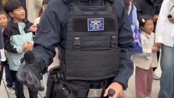 #viral | የቻይናው ፖሊስ አዲስ ምስጢራዊ መሣሪያ:- መሣሪያው ባለኤሌክትሪክ ንዝረት የእጅ ጓንት ነው - Sputnik አፍሪካ