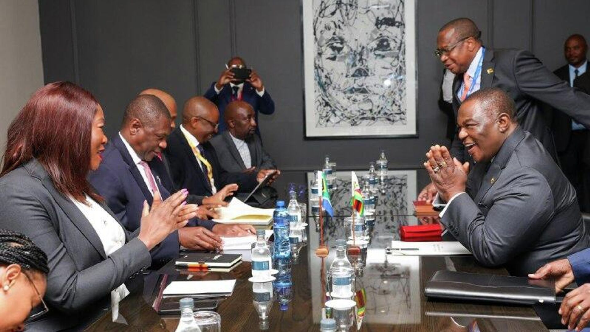 ደቡብ አፍሪካ እና ዚምባብዌ ከቡድን 20 ስብሰባ ጎን ለጎን የንግድ እና ኢንቨስትመንት ግንኙነታቸውን ለማጠናከር ያለመ ውይይት አድረጉ ደቡብ አፍሪካ እና ዚምባብዌ ከቡድን 20 ስብሰባ ጎን ለጎን የንግድ እና ኢንቨስትመንት ግንኙነታቸውን ለማጠናከር ያለመ ውይይት አድረጉ - Sputnik አፍሪካ, 1920, 21.11.2025