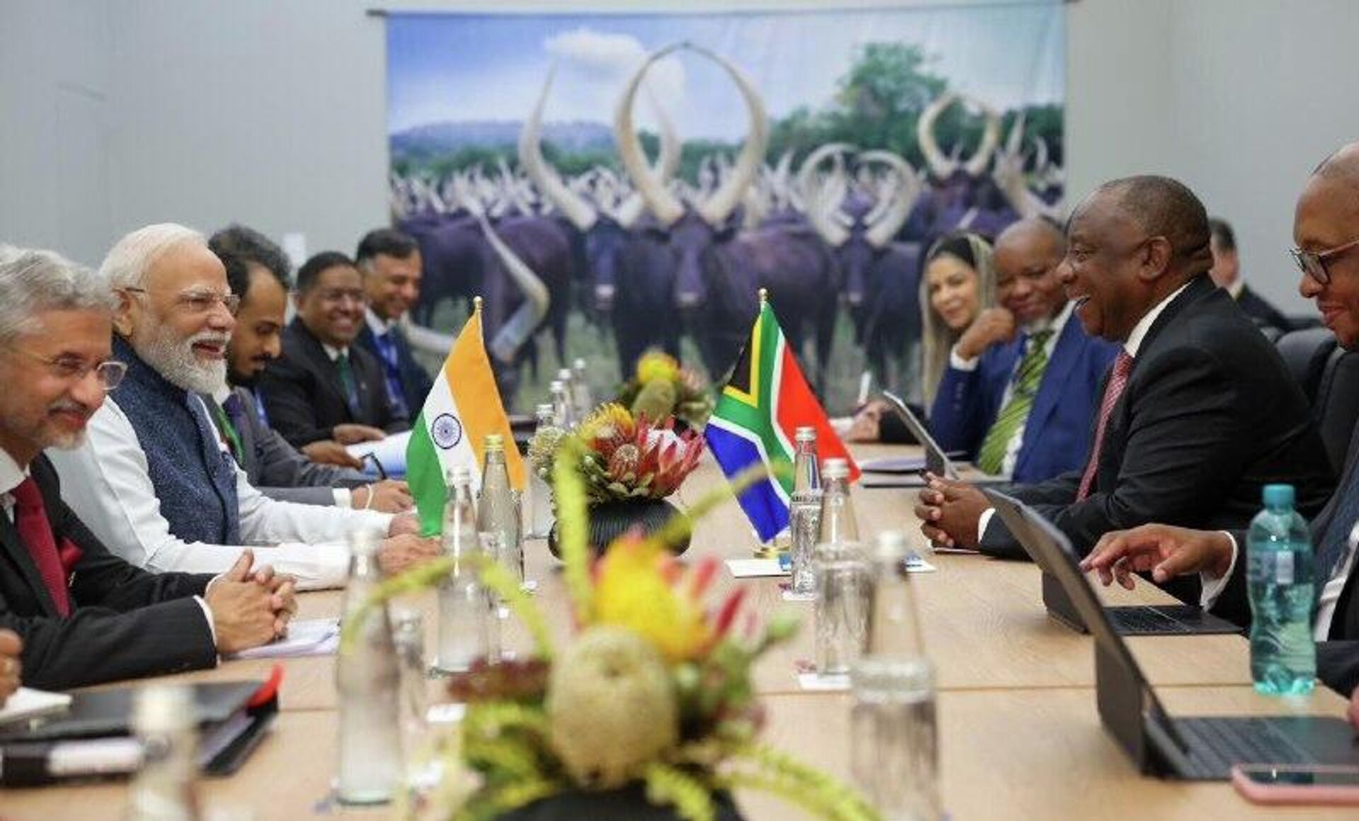 ሞዲ እና ራማፎሳ በህንድ እና በደቡብ አፍሪካ መካከል ያለውን የንግድ ልውውጥ ስለማስፋት ተወያዩ - Sputnik አፍሪካ, 1920, 23.11.2025