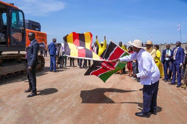 ሙሴቬኒ እና ሩቶ 500 ሚሊዮን ዶላር የሚገመት እና የክልሉን የኢንዱስትሪ ዕድገት ይደግፋል የተባለ አዲስ የብረታብረት ፋብሪካ በኡጋንዳ ሥራ አስጀመሩ ሙሴቬኒ እና ሩቶ 500 ሚሊዮን ዶላር የሚገመት እና የክልሉን የኢንዱስትሪ ዕድገት ይደግፋል የተባለ አዲስ የብረታብረት ፋብሪካ በኡጋንዳ ሥራ አስጀመሩ - Sputnik አፍሪካ