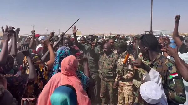 የሱዳን ዳርፉር ክልል ገዥ በመጠለያዎች ካደረጉት ጉብኝት በኋላ አፋጣኝ ዕርዳታና ጥበቃ እንዲደረግ ጥሪ አቀረቡ - Sputnik አፍሪካ
