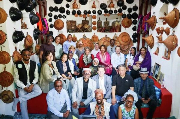 ተቀማጭነታቸውን አዲስ አበባ ያደረጉ ከ40 በላይ አምባሳደሮች እና የዓለም አቀፍ ተቋማት ኃላፊዎች ሀረርን ጎበኙ ተቀማጭነታቸውን አዲስ አበባ ያደረጉ ከ40 በላይ አምባሳደሮች እና የዓለም አቀፍ ተቋማት ኃላፊዎች ሀረርን ጎበኙ - Sputnik አፍሪካ