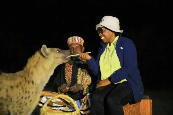 ተቀማጭነታቸውን አዲስ አበባ ያደረጉ ከ40 በላይ አምባሳደሮች እና የዓለም አቀፍ ተቋማት ኃላፊዎች ሀረርን ጎበኙ ተቀማጭነታቸውን አዲስ አበባ ያደረጉ ከ40 በላይ አምባሳደሮች እና የዓለም አቀፍ ተቋማት ኃላፊዎች ሀረርን ጎበኙ - Sputnik አፍሪካ