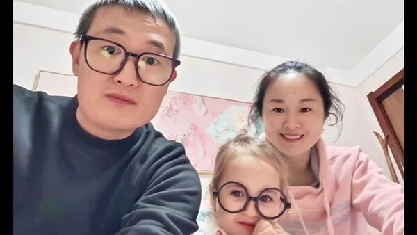 #viral |ወርቃማ ፍሪዝ ፀጉርና ሰማያዊ ዐይኖች የታደለችው ቻይናዊቷ ሕጻን አነጋጋሪ ሆናለች - Sputnik አፍሪካ