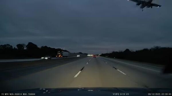 #viral | እንደ ድርጊት ፊልም ትዕይንት ያለ ክስተት - በፍሎሪዳ አውራ ጎዳና አንድ አውሮፕላን በመኪና ጣሪያ ላይ አርፏል - Sputnik አፍሪካ