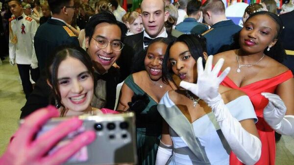 ከደቡባዊ ዓለም አገራት የተውጣጡ 3,400 የሚሆኑ ወጣቶች በ10ኛው ዓለም አቀፍ የክሬምሊን በጎ አድራጎት ካዴት ቦል* ተሳተፉ - Sputnik አፍሪካ