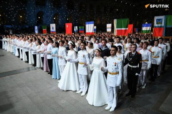 ከደቡባዊ ዓለም አገራት የተውጣጡ 3,400 የሚሆኑ ወጣቶች በ10ኛው ዓለም አቀፍ የክሬምሊን በጎ አድራጎት ካዴት ቦል* ተሳተፉ - Sputnik አፍሪካ