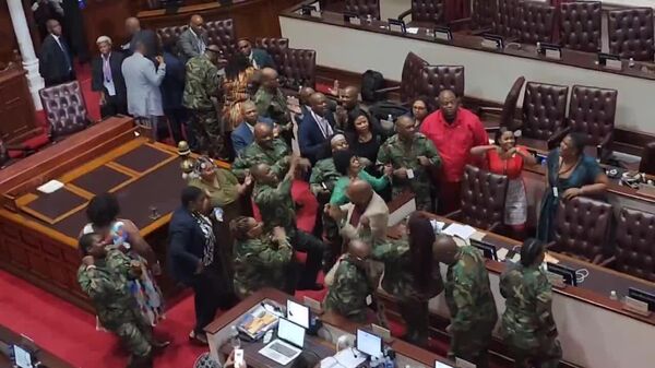 በደቡብ አፍሪካ ኳዙሉ-ናታል ፓርላማ ካልተሳካ የመተማማኛ ድምጽ ውሳኔ በኋላ ትርምስ ተፈጠረ - Sputnik አፍሪካ