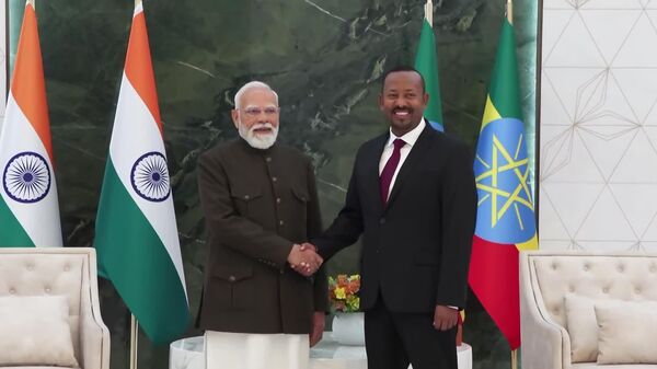 ጠቅላይ ሚኒስተር ናሬንድራ ሞዲ በቦሌ ዓለም አቀፍ ማረፊያ ከጠቅላይ ሚኒስትር ዐቢይ አሕመድ ጋር በባሕላዊ የቡና ማፍላት ሥነ-ሥርዓት ላይ ተሳትፈዋል - Sputnik አፍሪካ