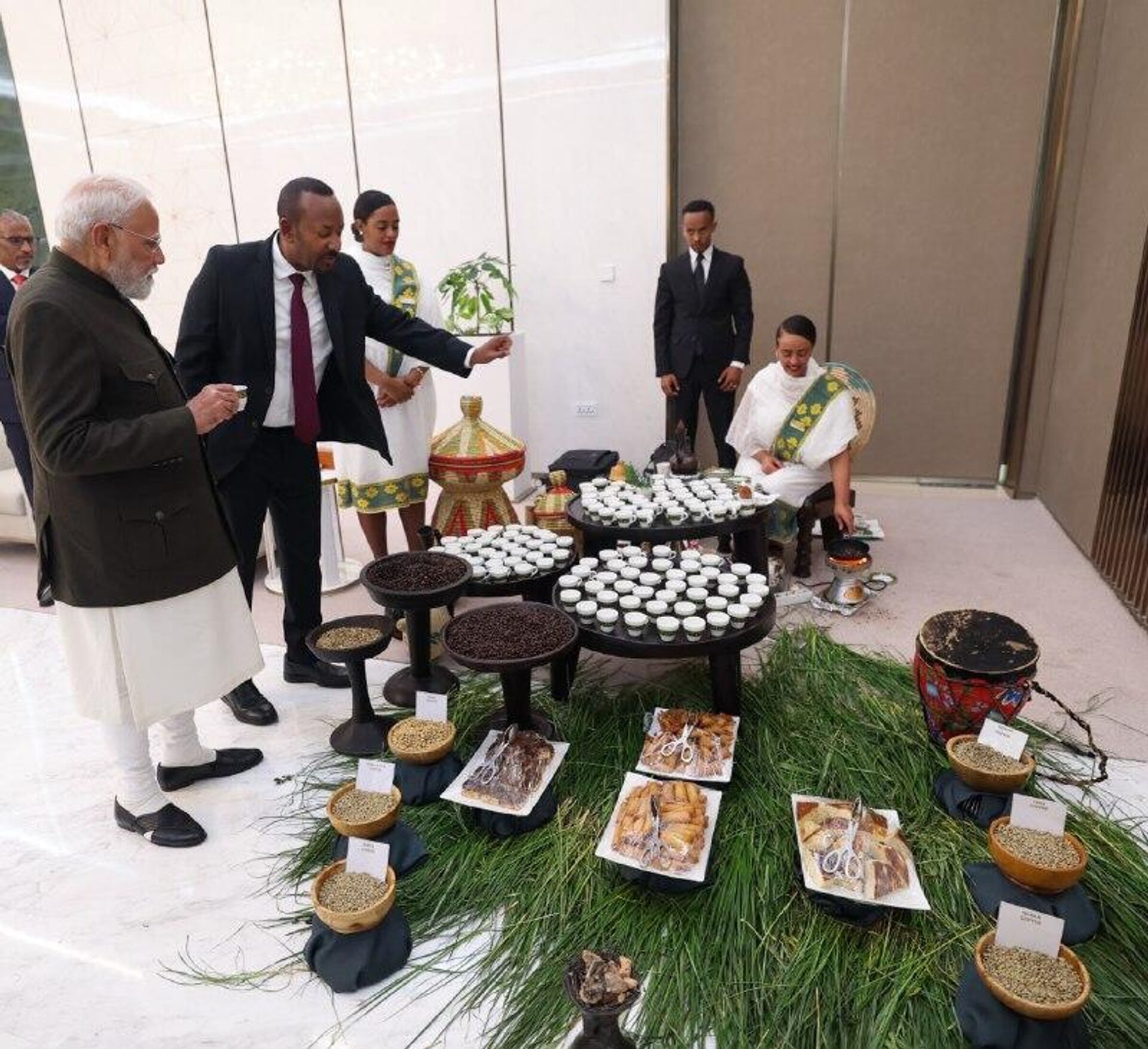 ጠቅላይ ሚኒስተር ናሬንድራ ሞዲ በቦሌ ዓለም አቀፍ ማረፊያ ከጠቅላይ ሚኒስትር ዐቢይ አሕመድ ጋር በባሕላዊ የቡና ማፍላት ሥነ-ሥርዓት ላይ ተሳትፈዋል - Sputnik አፍሪካ, 1920, 16.12.2025