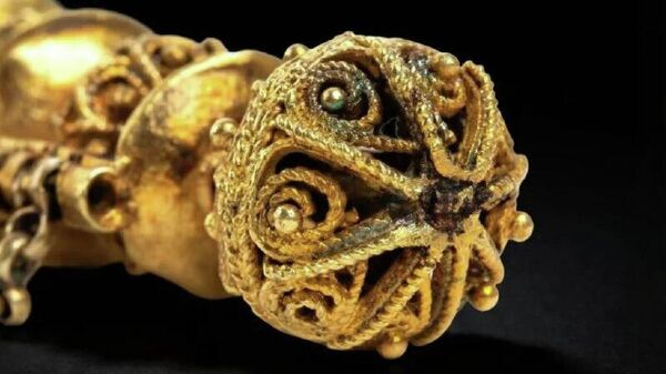 በ19ኛው ክፍለ ዘመን ከመቅደላ የተዘረፈ የወርቅ የፀጉር ማስያዣ በጥር ወር መጀመሪያ ወደ ኢትዮጵያ እንደሚመለስ ተገለፀ - Sputnik አፍሪካ