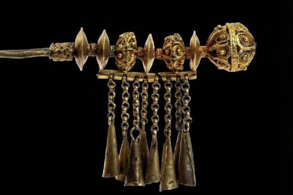 በ19ኛው ክፍለ ዘመን ከመቅደላ የተዘረፈ የወርቅ የፀጉር ማስያዣ በጥር ወር መጀመሪያ ወደ ኢትዮጵያ እንደሚመለስ ተገለፀ - Sputnik አፍሪካ