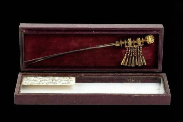 በ19ኛው ክፍለ ዘመን ከመቅደላ የተዘረፈ የወርቅ የፀጉር ማስያዣ በጥር ወር መጀመሪያ ወደ ኢትዮጵያ እንደሚመለስ ተገለፀ - Sputnik አፍሪካ