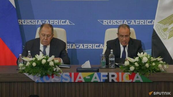 ላቭሮቭ እና የግብፁ የውጭ ጉዳይ ሚኒስትር ባድር አብደላቲ የሩሲያ-አፍሪካ አጋርነት ፎረም ሁለተኛ የሚኒስትሮች ጉባኤን ተከትሎ ጋዜጣዊ መግለጫ እየሰጡ ነው - Sputnik አፍሪካ