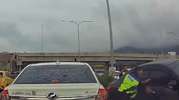 #viral | ማሌዢያ ውስጥ እያመለጠ የነበረ ቀማኛን ለመያዝ የመኪናውን በር እንደ ሙዝ ልጣጭ ልጦ የጣለው ፖሊስ መነጋገሪያ ሆኗል - Sputnik አፍሪካ