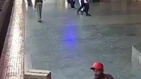 #viral | ሕንድ ውስጥ ንቁ የባቡር ጣቢያ ተቆጣጣሪ አንድን ተሳፋሪ ለሞት ከሚዳርግ አደጋ ታደገ - Sputnik አፍሪካ