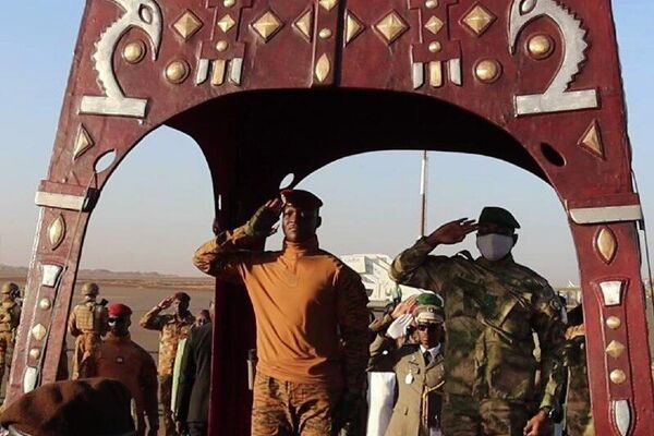 ካፒቴን ትራኦሬ ባማኮ ሲደርሱ የተደረገላቸው አቀባበል - Sputnik አፍሪካ